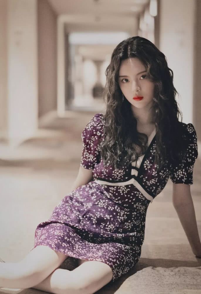 喜欢复古风的女生，不妨烫个羊毛卷