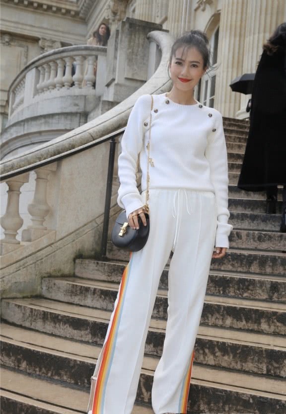 高圆圆穿黑色抹胸纱裙大秀性感,长裙遮住粗腿尽显女神范