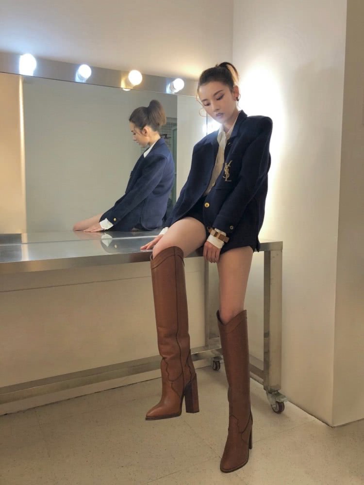 宋祖儿更新穿搭美照，热裤搭配高筒靴再加大长腿太霸屏