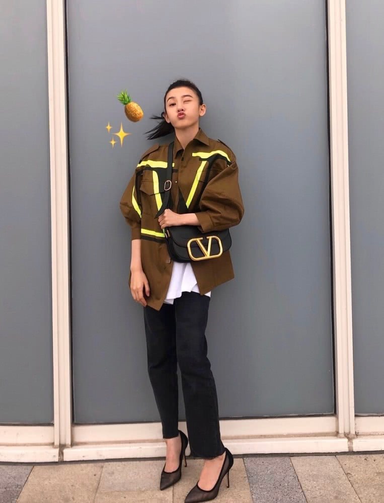 宋祖儿穿8厘米透视高跟鞋配牛仔裤工装外套，活力干练