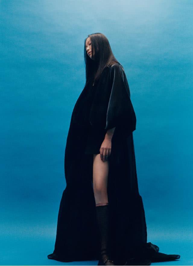 倪妮最新时尚大片太抢镜,这“无眉妆”太大胆