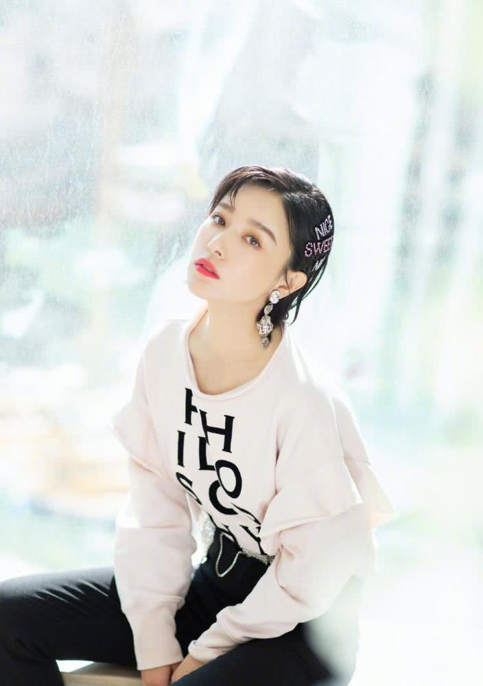 阚清子卫衣搭配高腰裤凹出大长腿,这比例不输超模前男友