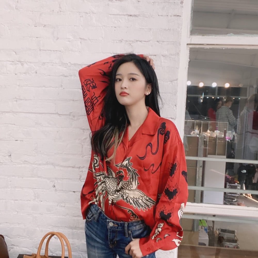 吴宣仪晒私服照,穿刘雯同款仙鹤衬衫配牛仔裤表情可爱太少女