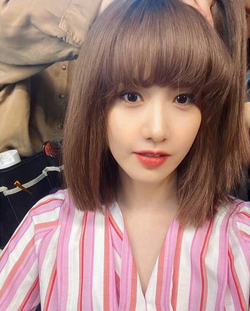 林允儿大变风格，顶厚重假发造型非主流，齐刘海真没有认出来