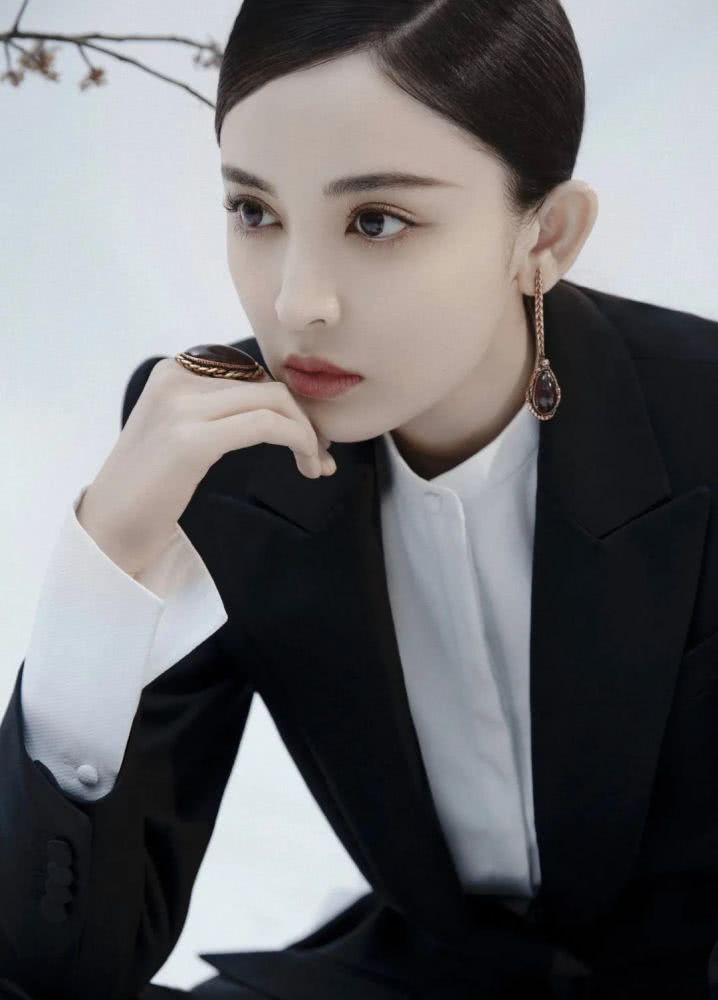 古力娜扎全新大片演绎冷酷职场美人，西装革履气场太强