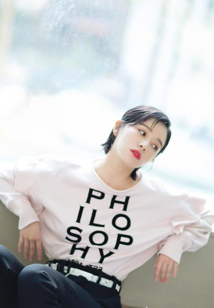 阚清子卫衣搭配高腰裤凹出大长腿,这比例不输超模前男友