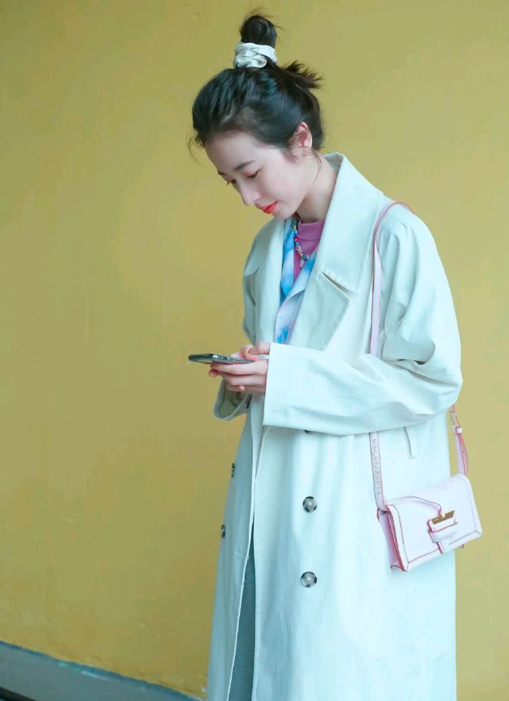 周雨彤穿米白色工装搭配同色系休闲裤,又酷又时尚