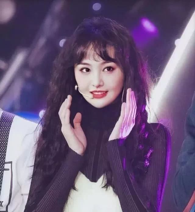 喜欢复古风的女生，不妨烫个羊毛卷