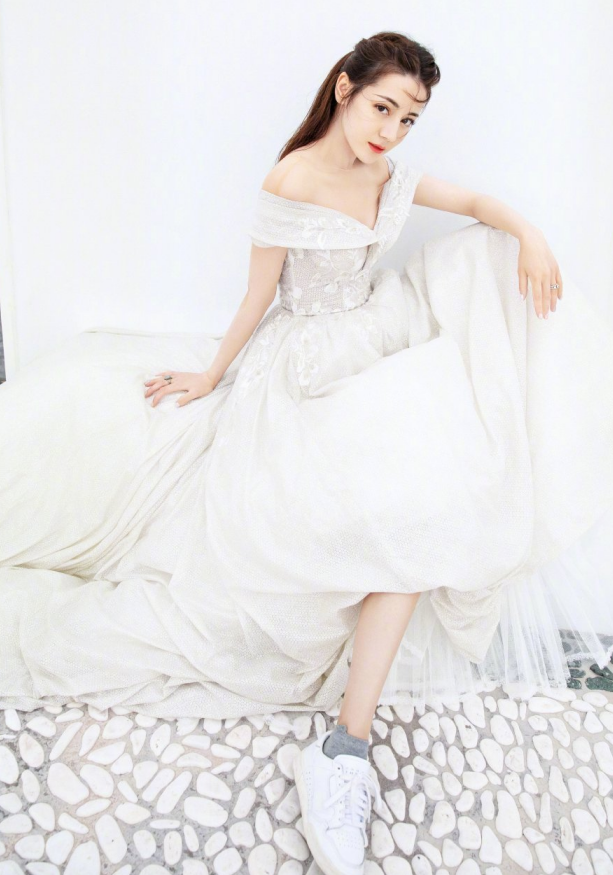 迪丽热巴穿婚纱,别人都穿高跟鞋,但是她上来就直接运动鞋