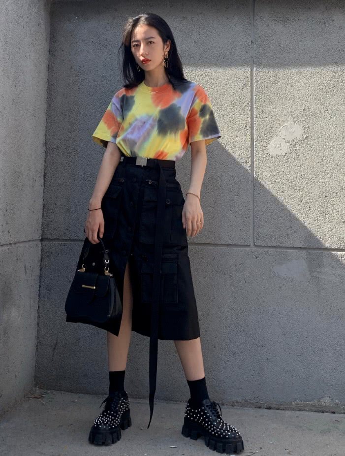 周雨彤穿“洞洞AJ”秀腿,潮到不敢正眼看她