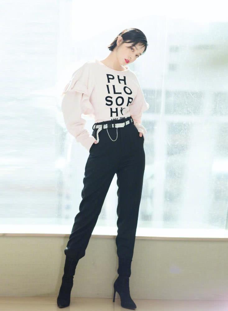 阚清子卫衣搭配高腰裤凹出大长腿,这比例不输超模前男友