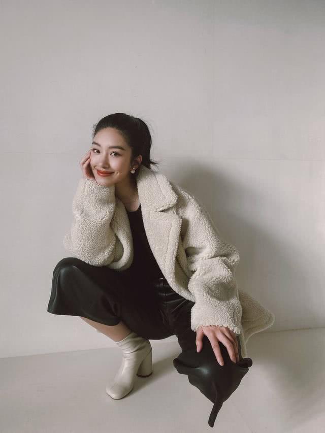 杨采钰的富商结婚后整个人都变“贵”了，白衬衫穿出了贵妇气质