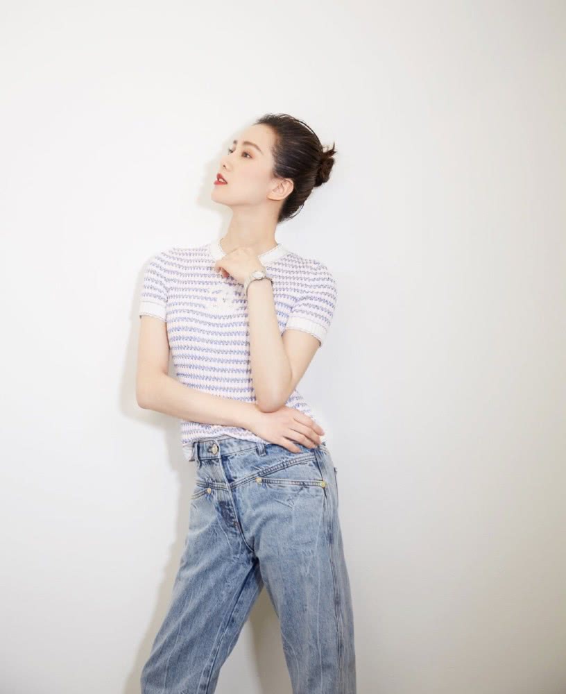 刘诗诗白色纱裙穿出婚礼效果,肩颈线条如同天鹅,这气质绝了!