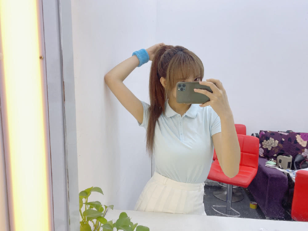 宇宙少女程潇穿蓝色POLO衫配百褶裙,绑高马尾清爽利落