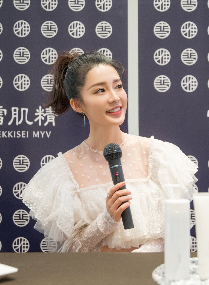 李沁穿波点上衣美成小仙女,搭对短裤腿又细一圈