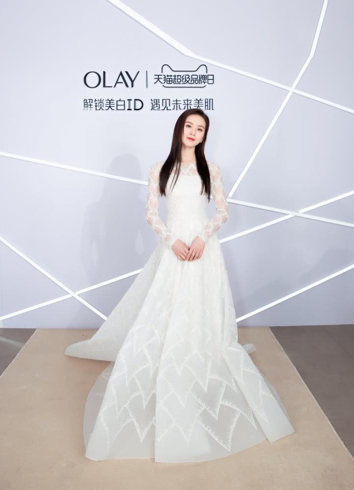 刘诗诗白色纱裙穿出婚礼效果,肩颈线条如同天鹅,这气质绝了!
