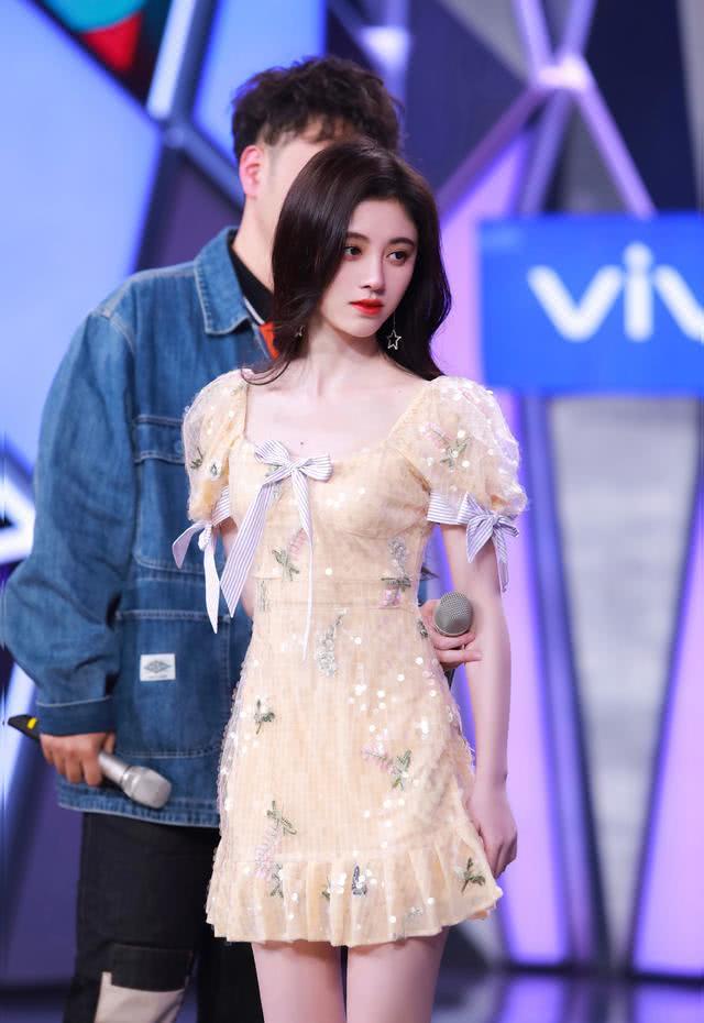 淡黄色公主风连衣裙造型大PK，鞠婧祎完胜欧阳娜娜吴宣仪