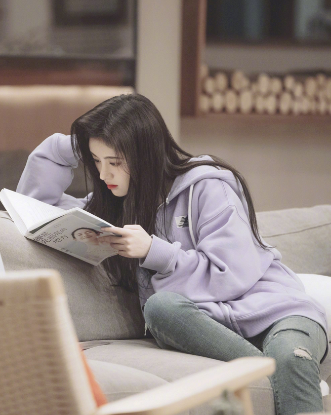 鞠婧祎穿香芋紫拉链卫衣录制综艺温柔又清新,满屏少女感!