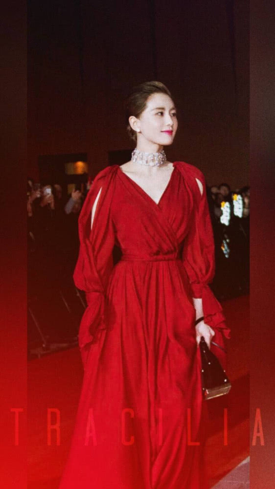 刘诗诗搭配红裙性感霸气，“锁骨杀”太好看了