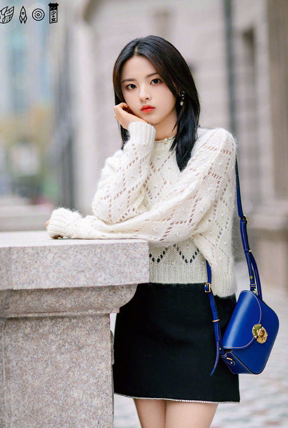 杨超越不愧是仙女本尊，毛衣搭短裙温柔甜美