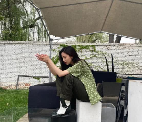 宋妍霏衬衫搭配“爸爸裤”,复古造型好随性