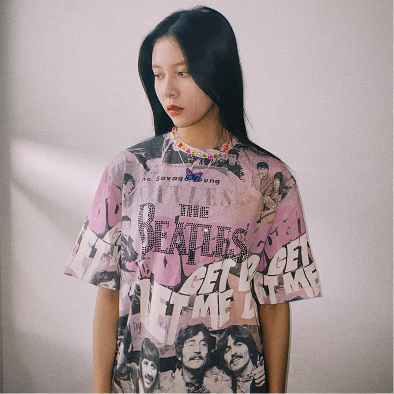 宋妍霏身穿披头士联名T恤搭配印字阔腿裤,演绎复古俏皮感