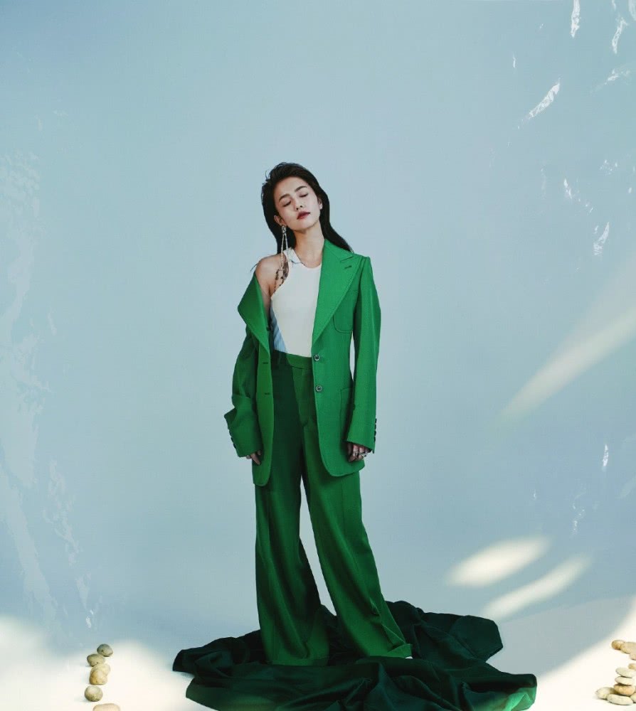 白鹿穿碎花装配锁骨发拍时尚写真，复古甜美