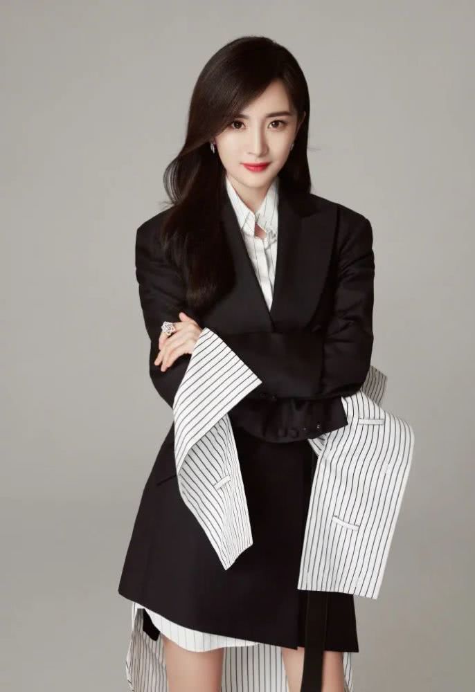 杨幂顶着“高原红”拍时尚杂志,高级感一点都不差