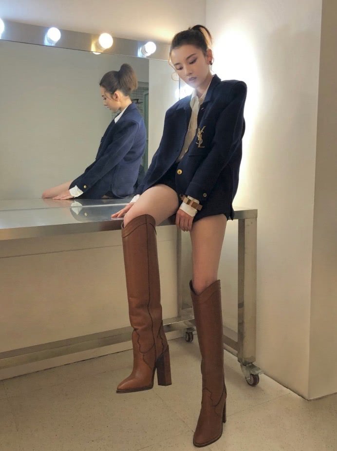 宋祖儿挑战人人嫌土的骑行裤,没想到却穿出了电棒腿