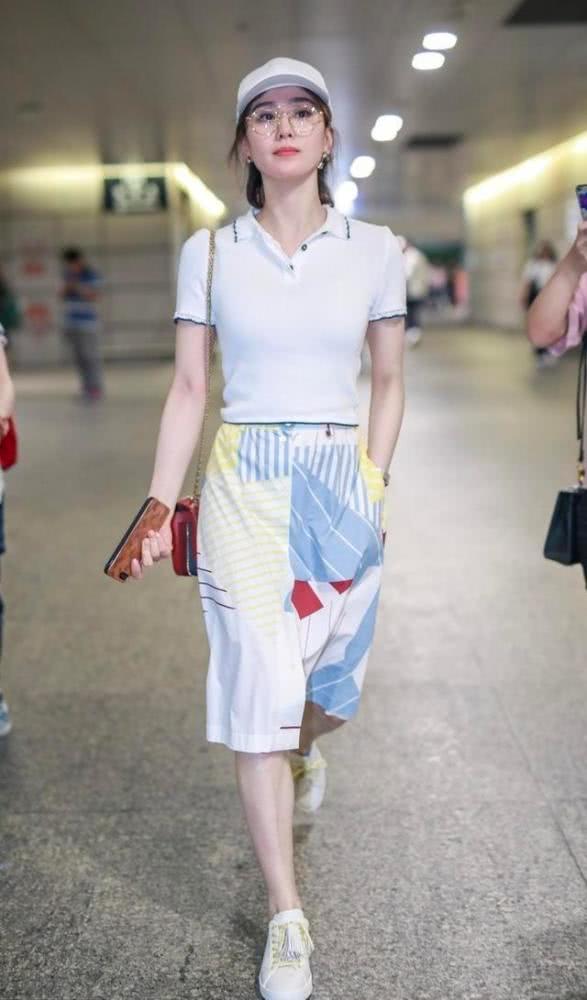 刘诗诗白色POLO衫配花布裙，穿搭效果气质超群