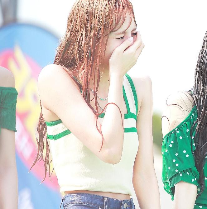 Lisa拍广告被汽水淋脱妆，头发黏在脸上后终于看清她的真实颜值