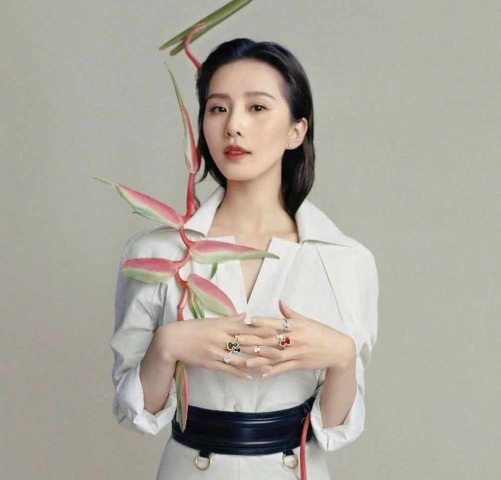 刘诗诗复工出新刊,白衣造型气质温婉