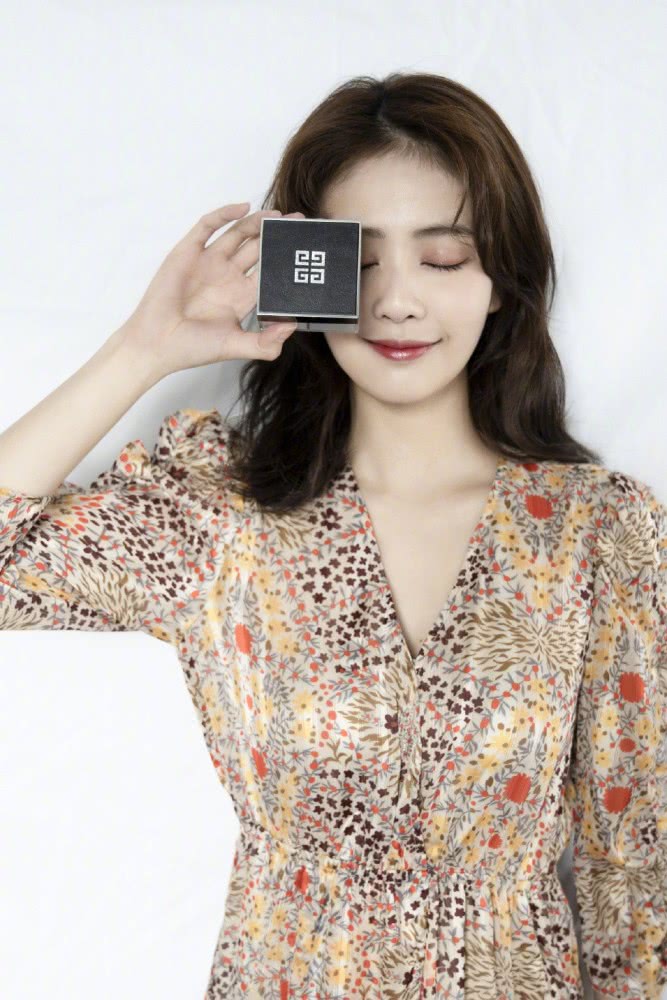 白鹿穿碎花装配锁骨发拍时尚写真，复古甜美