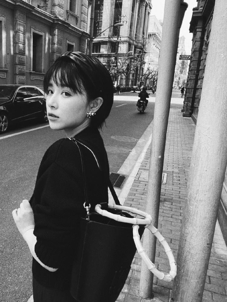 阚清子晒帅气街拍照，拖鞋暴露32岁少女心