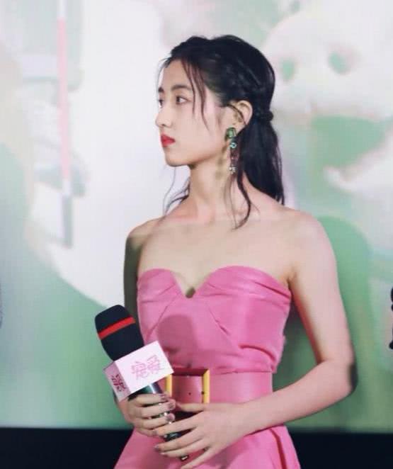 张子枫太会穿，私服礼服随意拍，妹妹真好看