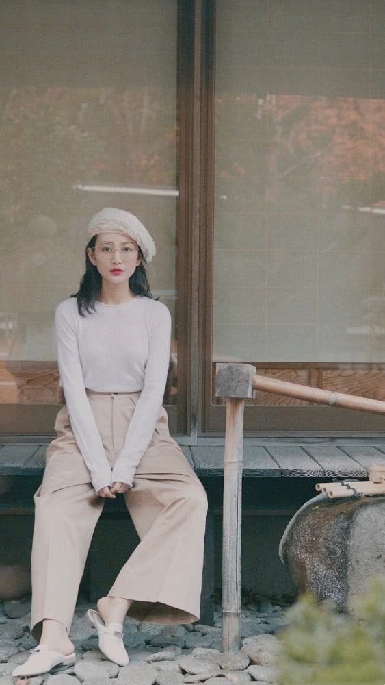 王鸥登节目，众人目光却都被大红唇吸引