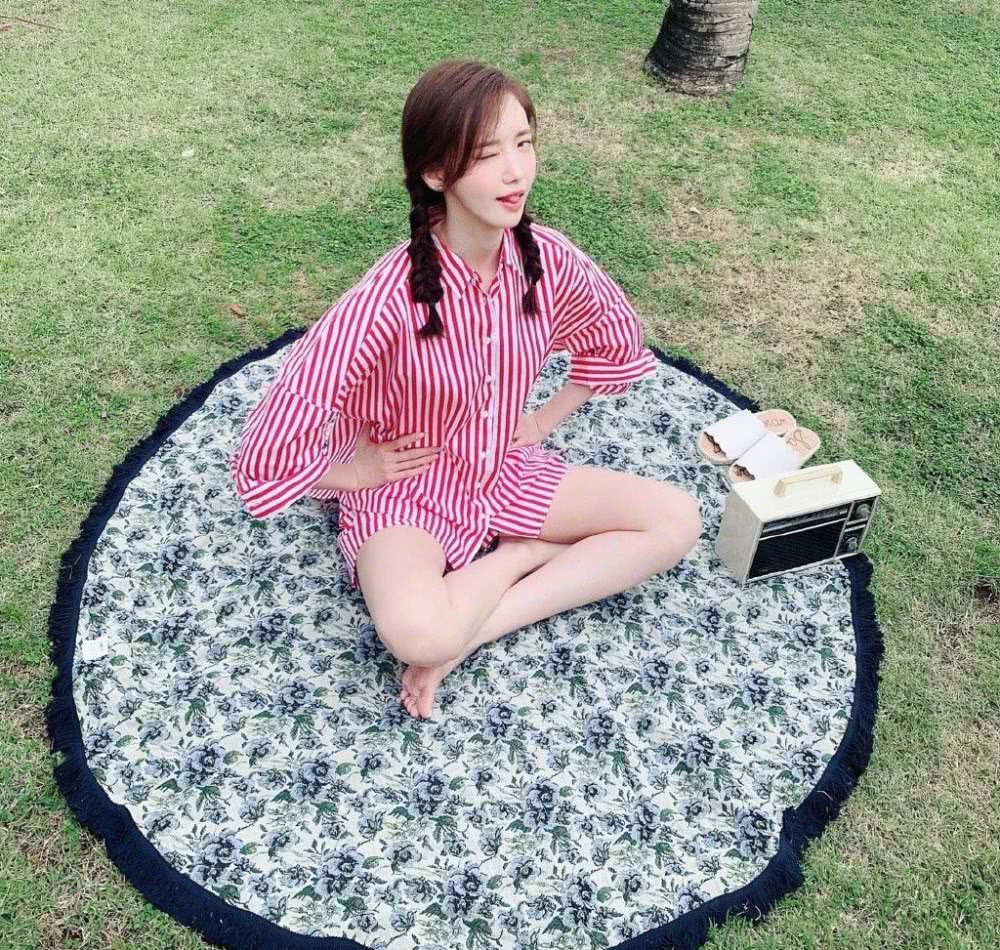 林允儿穿V领粗花呢裙配毛毡帽,满满的高级感