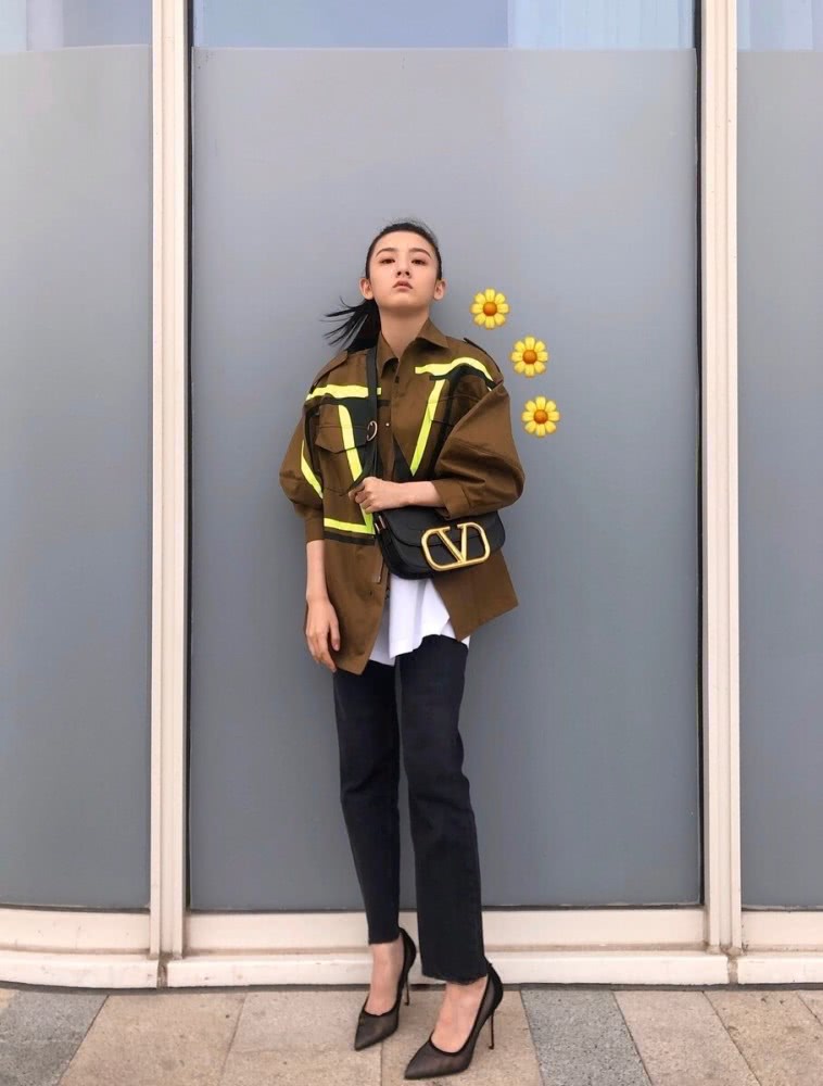 宋祖儿穿8厘米透视高跟鞋配牛仔裤工装外套，活力干练