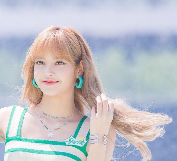 Lisa拍广告被汽水淋脱妆，头发黏在脸上后终于看清她的真实颜值