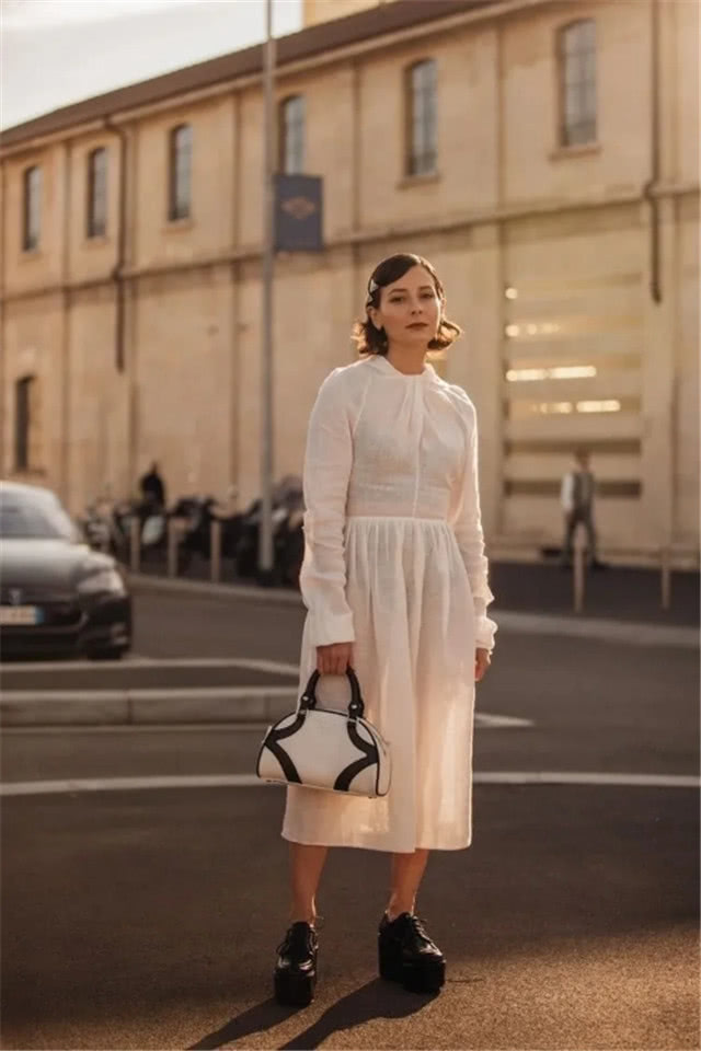 女人不管身材多好,这“4种”裙子再火都别穿,上身显廉价没气质