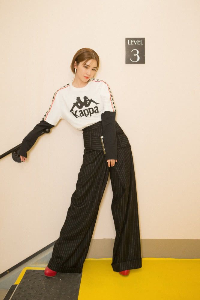 阚清子晒帅气街拍照，拖鞋暴露32岁少女心