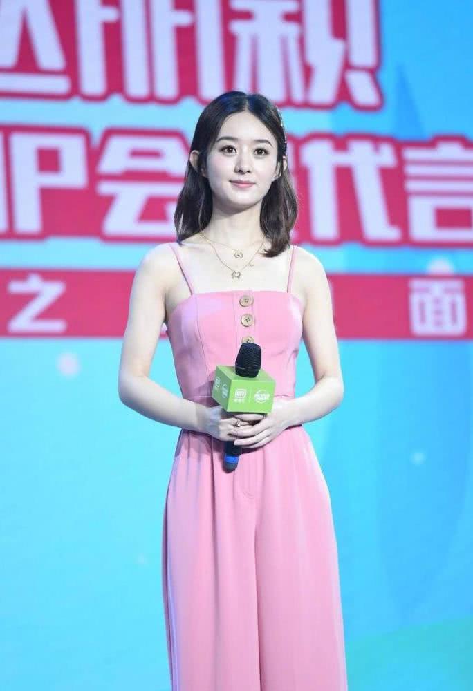 赵丽颖穿粉色连衣裤太减龄,这打扮哪像孩子妈