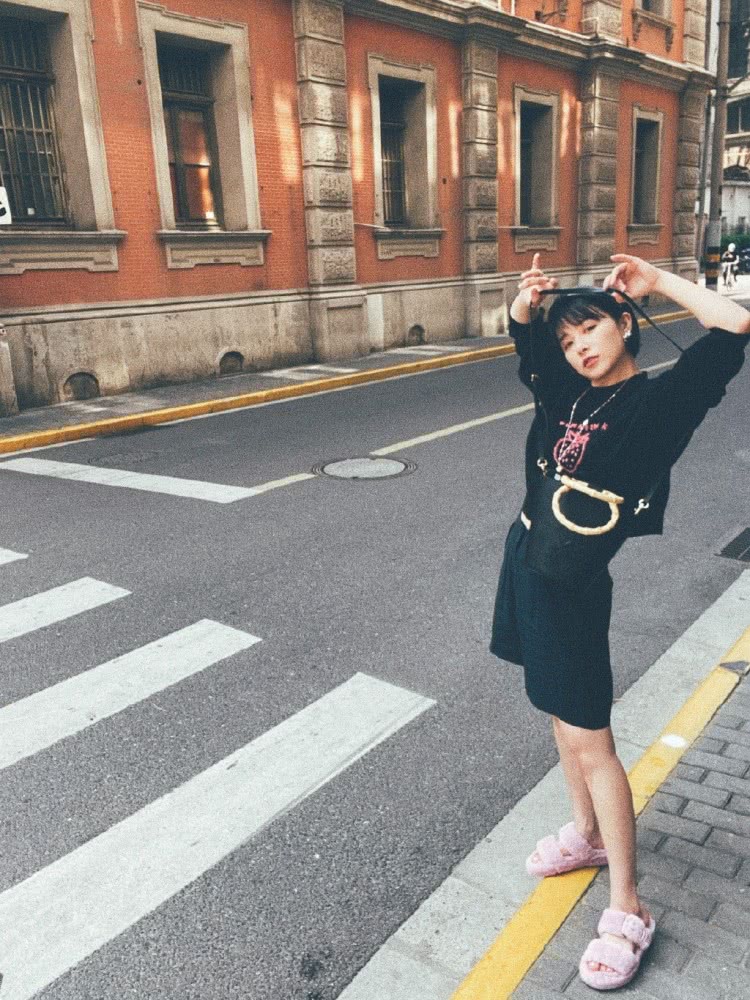 阚清子晒帅气街拍照，拖鞋暴露32岁少女心