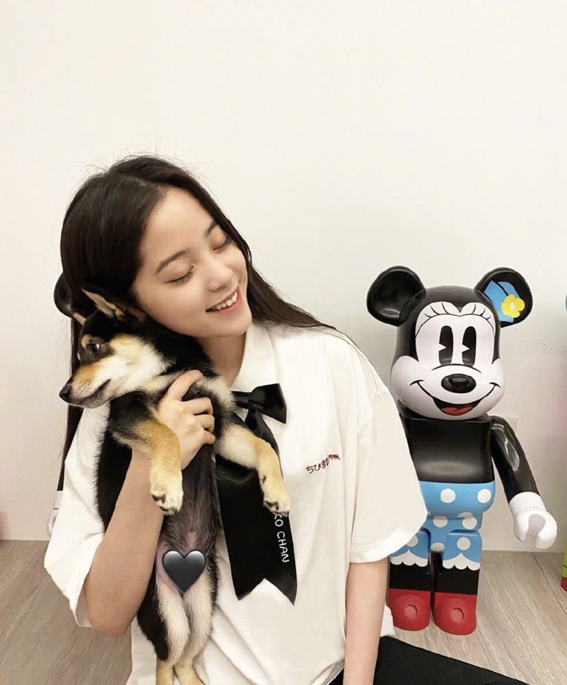 欧阳娜娜穿白色衬衫配黑色蝴蝶结,对镜一笑清纯甜美