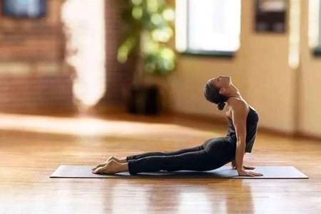 睡前一个动作暴瘦肚子，瘦出惊艳马甲线和腰线