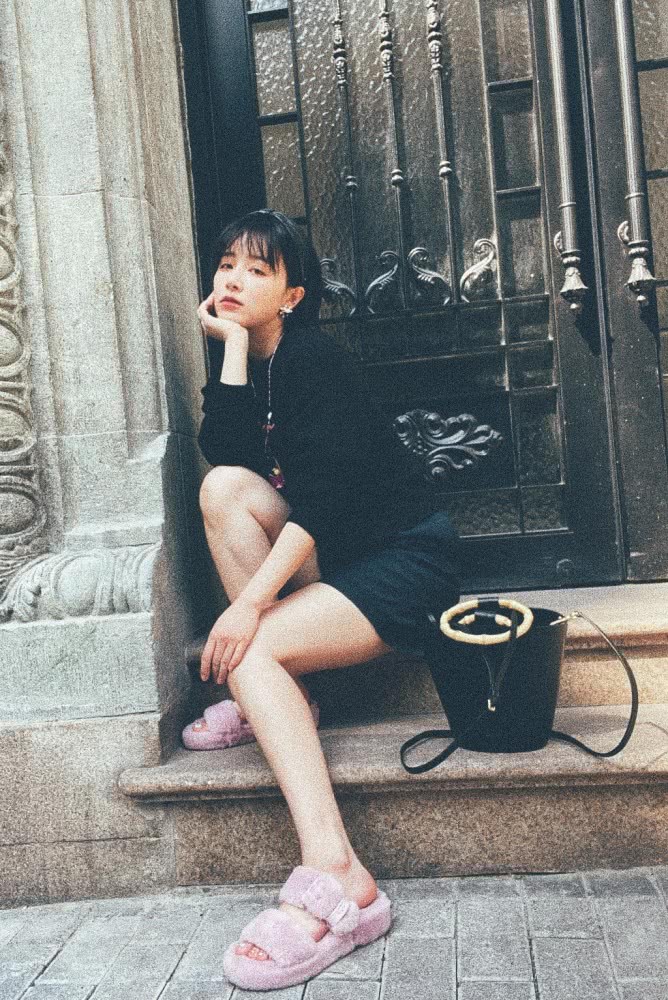 阚清子晒帅气街拍照，拖鞋暴露32岁少女心