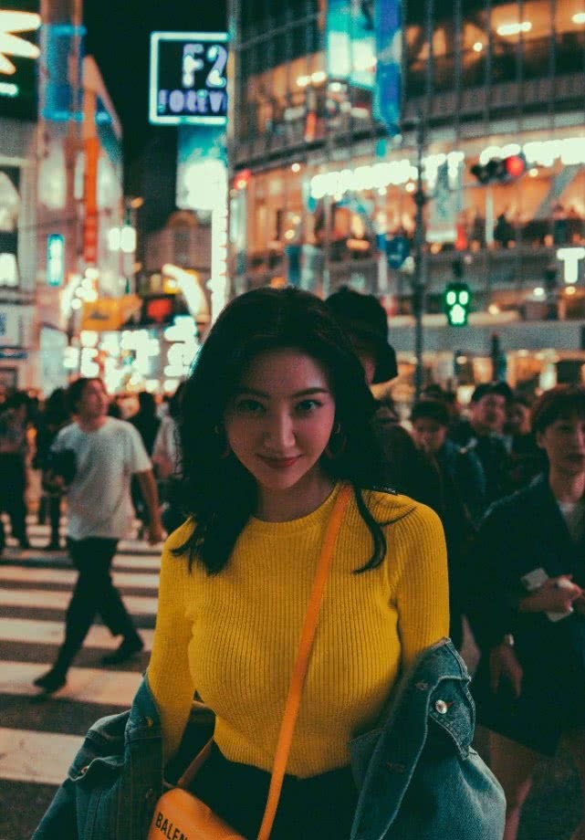 景甜穿紧身衣还故意选小一码，这身材谁受的了