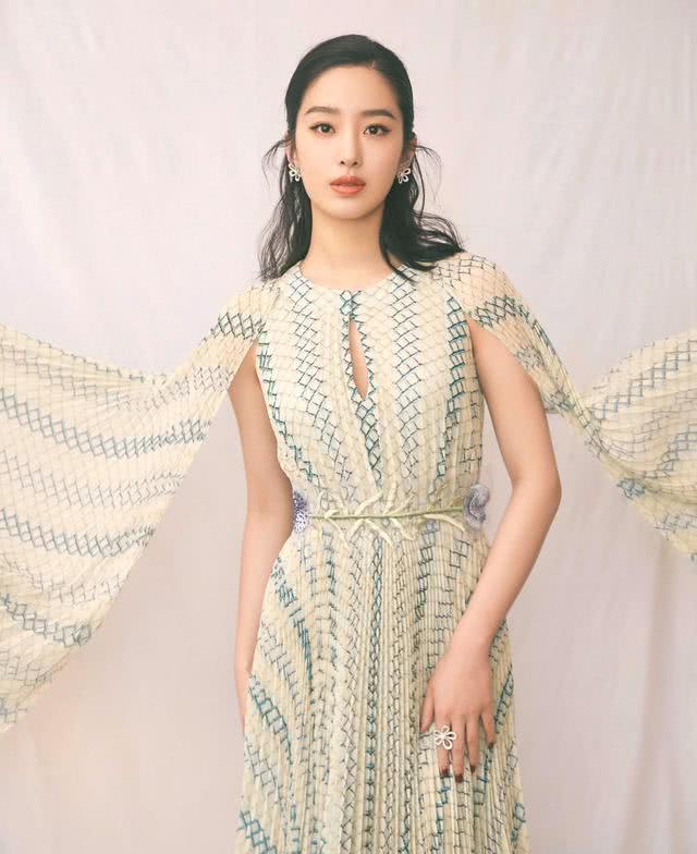 杨采钰的富商结婚后整个人都变“贵”了，白衬衫穿出了贵妇气质