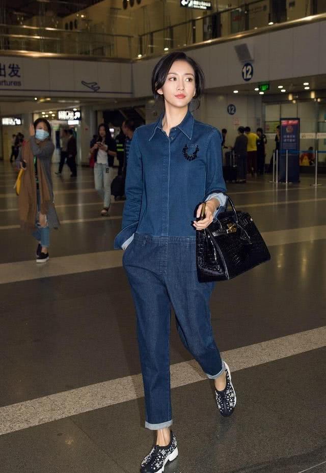 王鸥机场街拍 牛仔连体裤率性洒脱,干练不失女人味