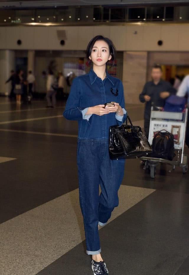 王鸥机场街拍 牛仔连体裤率性洒脱,干练不失女人味